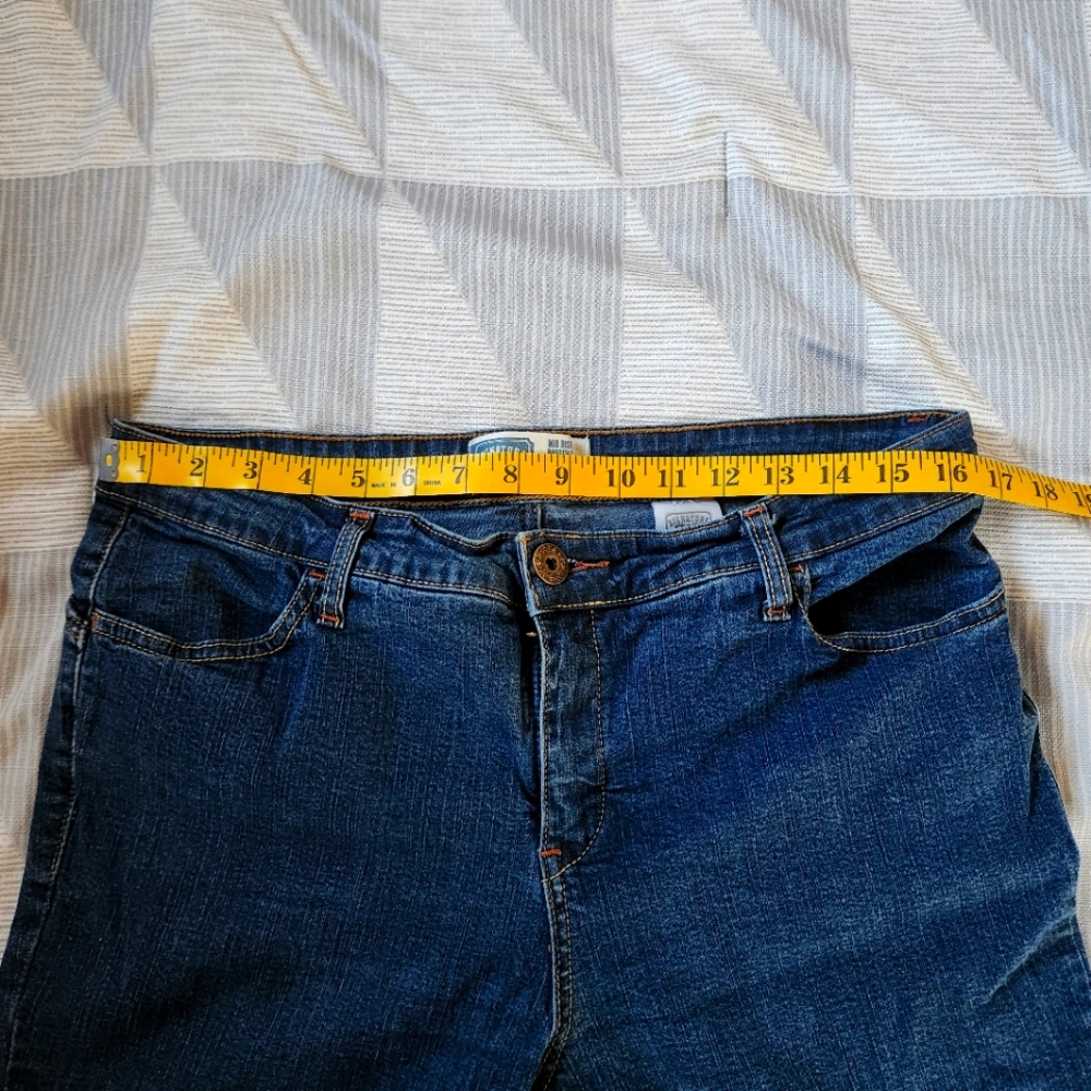 Signature Levi Mid Rise Boot Cut Jeans - Picture 7 of 9